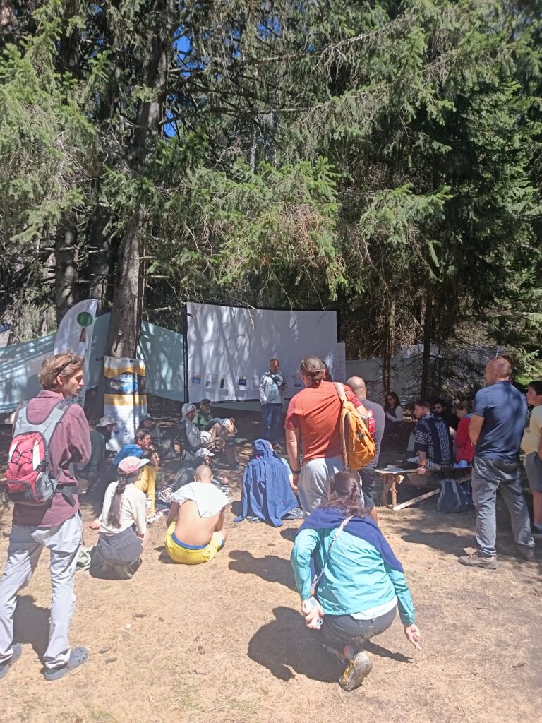 Тома Белев говори пред публика за водната криза