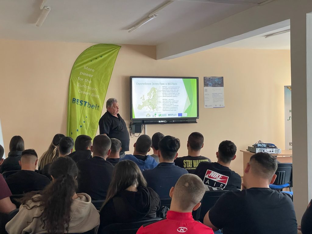 Петко Цветков говори пред учениците