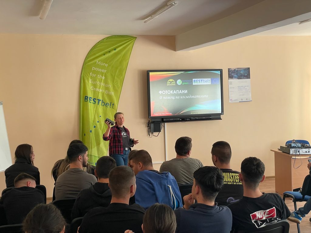 Нели Иванова говори пред учениците